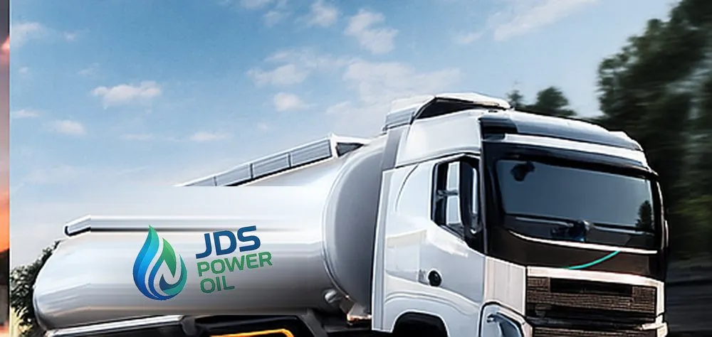 Camión cisterna rotulado con la marca JDS Power Oil.